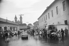 Magyarország, Eger, Zalár József utca, szemben a Centrum Áruház mögött a Minorita templom., 1977, Jakab Antal, Fortepan #210697