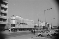 Magyarország, Zalaegerszeg, Kovács Károly tér, Centrum Áruház, Zala Domus Áruház. Háttérben a Mária Magdolna-templom (Nagytemplom)., 1977, Jakab Antal, Wartburg 311/312, Trabant 601, Fortepan #210704