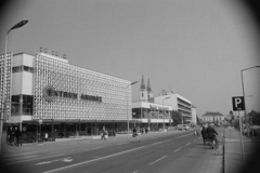 Magyarország, Zalaegerszeg, Kovács Károly tér, Centrum Áruház, Zala Domus Áruház. Háttérben a Mária Magdolna-templom (Nagytemplom)., 1977, Jakab Antal, Fortepan #210708