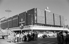 Slovakia, Nitra, a Prior Áruház a Štúrova ulica és a Štefánikova trieda keresztezödése felöl nézve., 1978, Jakab Antal, Fortepan #210755