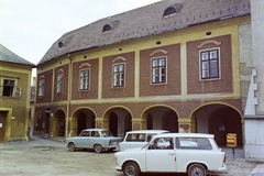 Hungary, Kőszeg, Jurisics tér, szemben a 2-es számú épület, a Lábasház-Levéltár (eredetileg táncterem, majd lakóház, ezt követően a mai levéltári épülete). Balra a Kelcz-Adelffy utca., 1979, Jakab Antal, colorful, archway, trash can, Fortepan #210768