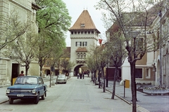 Hungary, Kőszeg, Rajnis utca a Jurisics tér felé nézve, szemben a Hősök kapuja., 1979, Jakab Antal, colorful, Zaporozhetz-brand, number plate, gate tower, Fortepan #210772