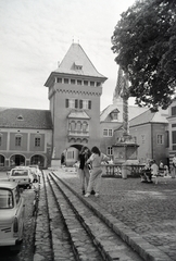 Magyarország, Kőszeg, Jurisics tér, a Mária-oszlop és a Hősök kapuja, távolabb takarva a Jézus Szíve-templom tornya látható., 1989, Jakab Antal, kaputorony, Fortepan #210793