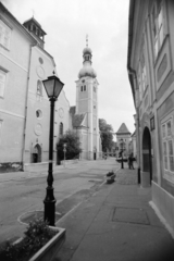 Magyarország, Kőszeg, Rajnis utca a Jurisics tér felé nézve. Szemben a Szent Jakab-templom, a Szent Imre-templom és a Hősök kapuja., 1989, Jakab Antal, lámpaoszlop, utcakép, Fortepan #210796