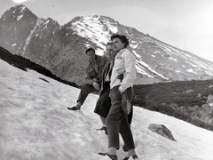 Szlovákia, Magas-Tátra, a felvétel a Kőpataki-tó közelében készült, háttérben balra a Késmárki-csúcs., 1962, Kieselbach Tamás, hárman, hegymászás, Fortepan #210837