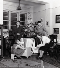 Hungary, Budapest II., a felvétel a Riadó utca 2/a szám alatti villában karácsonykor készült., 1949, Kieselbach Tamás, interior, kids beds, Christmas, family, newborn, Budapest, Fortepan #210860