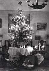 Hungary, Budapest II., a felvétel a Riadó utca 2/a szám alatti villában karácsonykor készült., 1947, Kieselbach Tamás, Christmas, christmas tree, toy doll, chandelier, nativity scene, baby carriage, advent wreath, Budapest, Fortepan #210868