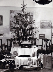 Hungary, Budapest II., a felvétel a Riadó utca 2/a szám alatti villában karácsonykor készült., 1947, Kieselbach Tamás, christmas tree, baby carriage, painting, toy doll, nativity scene, advent wreath, Budapest, Fortepan #210869