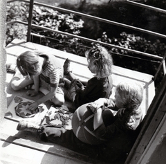 Hungary, Budapest II., a felvétel a Riadó utca 2/a szám alatti villa bejáratánál készült., 1948, Kieselbach Tamás, railing, balcony, kids, girl, kid, board game, ball, photo aspect ratio: square, plan view, Budapest, Fortepan #210871