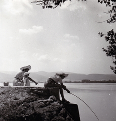 Hungary, Zebegény, Duna-part., 1943, Kieselbach Tamás, straw hat, fishing, Fortepan #210896