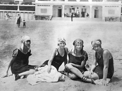 Hungary, Balatonalmádi, fövenyfürdő, strand., 1920, Del Medico Imre, bathing suit, bathing caps, girl, Fortepan #21090