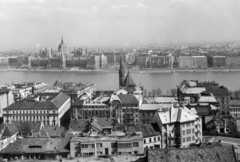 Magyarország, Budapest I.,Budapest V., kilátás a Halászbátyáról a Szilágyi Dezső téri református templom felé, balra a háttérben a Parlament., 1965, Kotnyek Antal, Duna, Budapest, Fortepan #210906