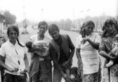 Hungary, Budapest X., a felvétel a Kőbánya felső vasútállomáson készült, jobbra a háttérben az Albertirsai (Dobi István) út., 1980, Makovecz Benjamin, Budapest, beer mug, gypsy, headscarf, beer, bandana, Fortepan #210970