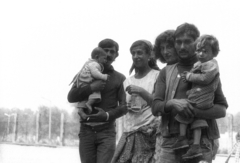 Hungary, Budapest X., a felvétel a Kőbánya felső vasútállomáson készült, háttérben az Albertirsai (Dobi István) út., 1980, Makovecz Benjamin, Budapest, family, gypsy, Fortepan #210975