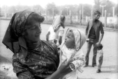 Hungary, Budapest X., a felvétel a Kőbánya felső vasútállomáson készült, háttérben az Albertirsai (Dobi István) út., 1980, Makovecz Benjamin, Budapest, kid, gypsy, headscarf, Fortepan #210976