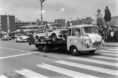 Magyarország, Pécs, Nagy Lajos király útja, háttérben az Ifjúsági Ház (később a Pécsi Ifjúsági Központ része)., 1984, Maróti Zoltán, Volán-szervezet, Barkas-márka, rendszám, versenyautó, autószállító, gyalogátkelő, autóverseny, Fortepan #210982