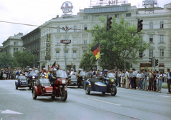 Magyarország, Budapest VI., Oktogon (November 7. tér), a 41. FIM Rally (Fédération Internationale de Motocyclisme / Nemzetközi Motor Szövetség) résztvevőinek felvonulása., 1986, Pazurik László, Budapest, Fortepan #211015