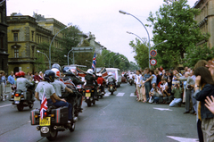 Magyarország, Budapest VI., Oktogon (November 7. tér), szemben az Andrássy út (Népköztársaság útja) a Hősök tere felé nézve. A 41. FIM Rally (Fédération Internationale de Motocyclisme / Nemzetközi Motor Szövetség) résztvevőinek felvonulása., 1986, Pazurik László, Budapest, Fortepan #211020