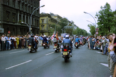 Magyarország, Budapest VI., Oktogon (November 7. tér), szemben az Andrássy út (Népköztársaság útja) a Hősök tere felé nézve. A 41. FIM Rally (Fédération Internationale de Motocyclisme / Nemzetközi Motor Szövetség) résztvevőinek felvonulása., 1986, Pazurik László, Budapest, Fortepan #211021