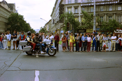 Magyarország, Budapest VI., Oktogon (November 7. tér), szemben az Andrássy út (Népköztársaság útja) a Bajcsy-Zsilinszky út felé nézve. A 41. FIM Rally (Fédération Internationale de Motocyclisme / Nemzetközi Motor Szövetség) résztvevőinek felvonulása., 1986, Pazurik László, Budapest, Fortepan #211027