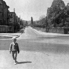 Magyarország, Budapest XII., Németvölgyi út, szemben a Pagony utca, jobbra a Stromfeld Aurél út., 1960, Pokorni Bence, Budapest, kisfiú, kardigán, Fortepan #211046