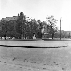 Magyarország, Budapest V., Széchenyi István (Roosevelt) tér az MTA felől, háttérben a Gresham-palota., 1960, Pokorni Bence, Budapest, szobor, Fortepan #211047