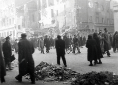 Magyarország, Budapest VIII.,Budapest VII., Rákóczi út, jobbra az Osvát (Miksa) utca torkolata., 1956, Pölöskei János, kerékpár, forradalom, harckocsi, T-54 tank, Budapest, Fortepan #211050