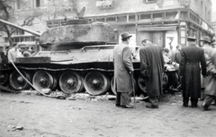 Magyarország, Budapest VIII., József körút - Corvin (Kisfaludy) köz sarok, kiégett szovjet T-34/85 harckocsi., 1956, Pölöskei János, járműroncs, T-34 tank, Budapest, Fortepan #211054