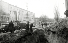 Magyarország, Budapest VIII., II. János Pál (Köztársaság) tér, a pártházhoz kötődő feltételezett kazamaták keresése., 1956, Pölöskei János, forradalom, teherautó, Budapest, kazamata, Fortepan #211055