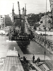 Magyarország, Budapest XI., a Szabadság híd újjáépítése, háttérben a Szent Gellért tér, balra a Gellért Szálló, jobbra a Sziklatemplom., 1946, Rózsa László, hídroncs, hídépítés, Budapest, szegecselt acél, rácsos tartó, Fortepan #211064