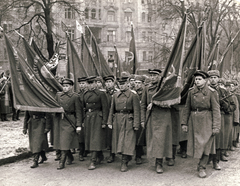 Magyarország, Budapest VIII.,Budapest IX., Ludovika tér, a díszmenet hátterében az Üllői út 101-es számú ház., 1945, Rózsa László, szovjet katona, Budapest, Fortepan #211065