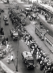 Magyarország, Budapest VIII., József körút, villamosmegálló a Blaha Lujza térnél, távolabb a Rákóczi út - körút kereszteződése., 1957, Rózsa László, Budapest, tömegközlekedés, oldalkocsis motorkerékpár, tömeg, Fortepan #211077