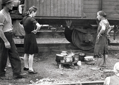 Hungary, a felvidékről kitelepített magyarok egy vasútállomáson., 1947, Rózsa László, emergency housing, cooking, pot, wagon dweller, displacement, Fortepan #211078