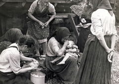 Hungary, a felvidékről kitelepített magyarok egy vasútállomáson., 1947, Rózsa László, wagon dweller, displacement, cooking, Fortepan #211079