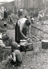 Hungary, a felvidékről kitelepített magyarok egy vasútállomáson., 1947, Rózsa László, Best of, displacement, cooking, Fortepan #211081