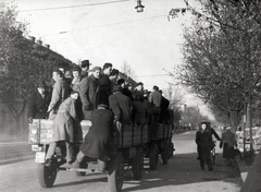 Magyarország, Budapest XIII., Váci út a Lehel (Élmunkás) térnél, háttérben az Ipoly utca - Dráva utca közötti házsor., 1956, Rózsa László, pótkocsi, Budapest, sínpálya, Fortepan #211089