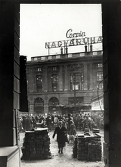 Magyarország, Budapest VIII., Blaha Lujza tér, Corvin Áruház. A felvétel a Rákóczi út 40. árkádja alól készült., 1956, Rózsa László, neon felirat, Budapest, Fortepan #211090