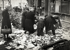 Magyarország, Budapest VII., Erzsébet (Lenin) körút, a felvétel a 6. számú ház előtt készült, távolabb a háttérben a József körút házsora a Blaha Lujza térnél., 1956, Rózsa László, forradalom, könyvégetés, retikül, Budapest, Fortepan #211091