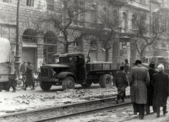 Magyarország, Budapest VIII., József körút, háttérben az 58-as számú ház., 1956, Rózsa László, forradalom, hirdetőoszlop, Budapest, teherautó, felirat, élelmiszer, Fortepan #211093