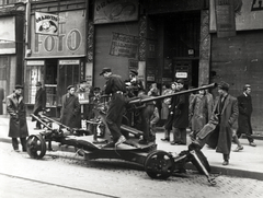 Magyarország, Budapest VIII., Népszínház utca, 39M. 37 mm-es légvédelmi gépágyú a 19-es számú ház előtt., 1956, Rózsa László, forradalom, ágyú, fényképész, Budapest, Best of, Fortepan #211095