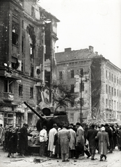 Magyarország, Budapest VIII.,Budapest IX., József körút a Corvin (Kisfaludy) köznél, kiégett szovjet T-34/85 harckocsi. Háttérben az Üllői útnál a Kilián laktanya romos épülete., 1956, Rózsa László, harckocsi, T-34 tank, Budapest, Fortepan #211097