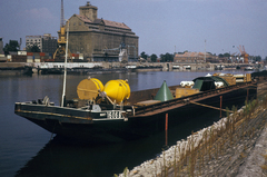 Magyarország, Budapest XXI., Csepel, Szabadkikötő., 1975, Sebők Gyula, Budapest, kikötő, uszály, huszártorony, Fortepan #211108