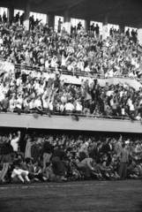 Switzerland, Lausanne, Stade Olympique de la Pontaise, Svájc -Magyarország (4:5) labdarugó mérkőzés 1955. szeptember 17-én., 1955, ETH Zürich, sitting on the ground, fan, stadium, Fortepan #211154