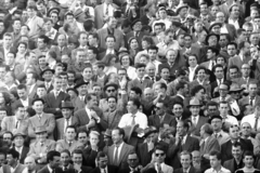 Switzerland, Lausanne, Stade Olympique de la Pontaise, Svájc -Magyarország (4:5) labdarugó mérkőzés 1955. szeptember 17-én., 1955, ETH Zürich, mass, men, tie, suit, auditorium, fan, Fortepan #211155