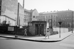 Hungary, Budapest V., Arany János utca - Akadémia utca kereszteződés, az Élelmezésügyi Minisztérium spoertpályája mögött a Tüköry utca házai látszanak., 1961, ETH Zürich, genre painting, Budapest, Fortepan #211166