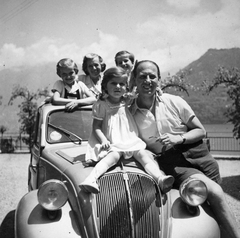 Italy, Como, FIAT 500 - ismertebb nevén Topolino - személygépkocsi., 1947, Del Medico Imre, Fiat-brand, Italian brand, automobile, sitting on a car, Fortepan #21118