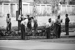 Hungary, Budapest V., Kossuth Lajos tér, háttérben a metróépítés területe, jobbra a kerítés mögött a Parlament épülete., 1961, ETH Zürich, genre painting, worker, Budapest, track maintenance, Fortepan #211185