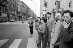 Magyarország, Budapest V., Kossuth Lajos utca a Ferenciek tere (Felszabadulás tér) felől nézve, jobbra a Belvárosi Ferences templom., 1966, ETH Zürich, Budapest, Best of, Fortepan #211198