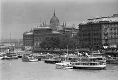 Magyarország, Budapest V., előtérben a Vigadó téri hajó állomás, a szemben az MTA épülete és a Parlament., 1966, ETH Zürich, hajó, középület, vízibusz, Budapest, Fortepan #211208