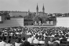 Magyarország, Budapest XI., a Budai Parkszínpad a Feneketlen-tó mellett. Háttérben a József Attila (később Budai Ciszterci Szent Imre) Gimnázium és a Szent Imre-templom., 1966, ETH Zürich, Budapest, Fortepan #211211